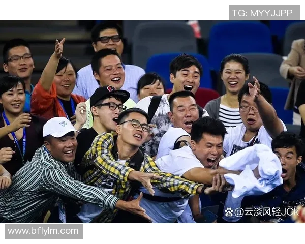 海南海汉足球球迷热情支持球队共同见证荣耀时刻的精彩旅程